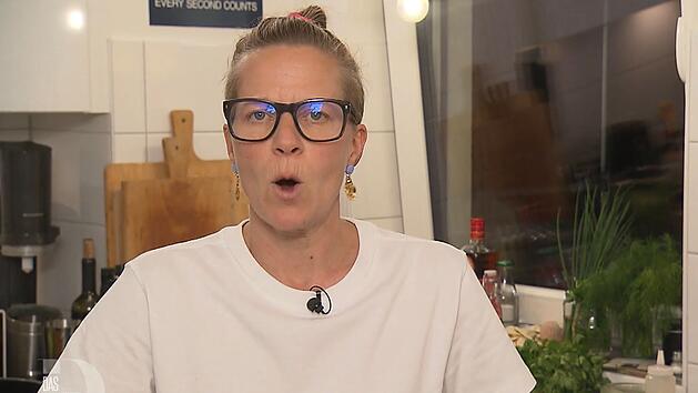 Elli (45) liebt Spr&uuml;che-Poster an ihren W&auml;nden.