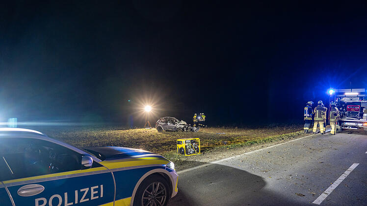 Auto kommt von Stra&szlig;e ab: Vier Verletzte im Kreis Lichtenfels