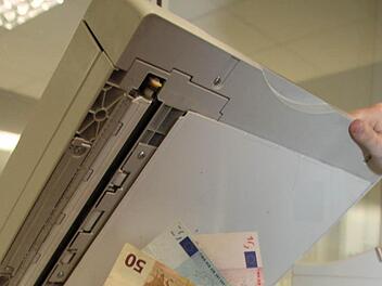 Der Geschäftsmann aus dem Landkreis Kulmbach wird vorgeworfen, vor allem mit Leasingverträgen über Kopiersysteme einen Schaden von über 500 000 Euro verursacht zu haben. Foto: Alexander Hartmann