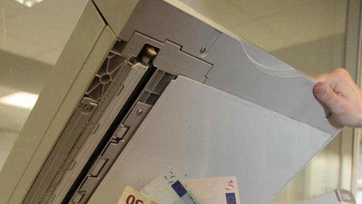 Der Geschäftsmann aus dem Landkreis Kulmbach wird vorgeworfen, vor allem mit Leasingverträgen über Kopiersysteme einen Schaden von über 500 000 Euro verursacht zu haben. Foto: Alexander Hartmann