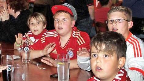 Mit Bangen verfolgen die Fans das Spiel.