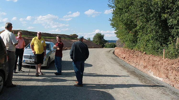 Bevor die neue Asphalt-Decke auf die Verbindungsstraße zwischen Recheldorf und Hemmendorf aufgebracht wird, besichtigte der Bauausschuss die Baustelle.Foto: Katharina Becht