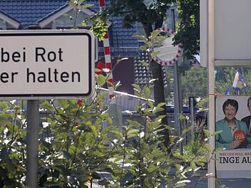 Auch im Landkreis gehen Wahlplakate und Schilder manch ungewöhnliche optische Verbindungen ein. Wer an diesem Bahnübergang in Trebgast bei Rotlicht hält, der sieht politisch gleich doppelt Rot. Fotos: Jochen Nützel