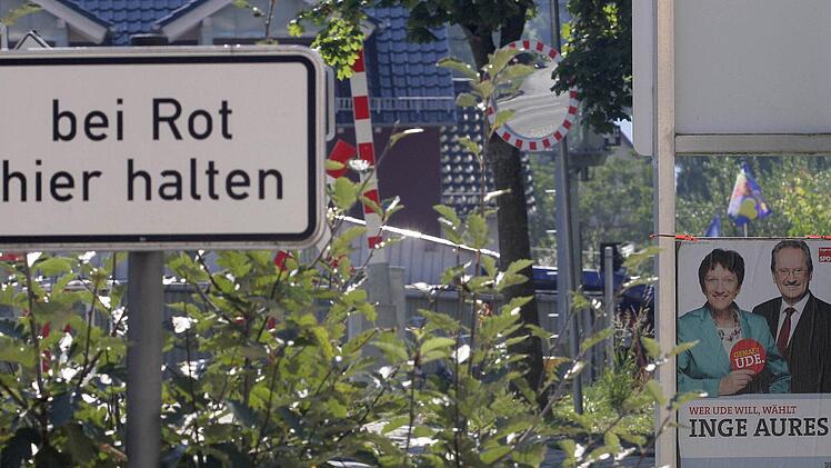Auch im Landkreis gehen Wahlplakate und Schilder manch ungewöhnliche optische Verbindungen ein. Wer an diesem Bahnübergang in Trebgast bei Rotlicht hält, der sieht politisch gleich doppelt Rot. Fotos: Jochen Nützel