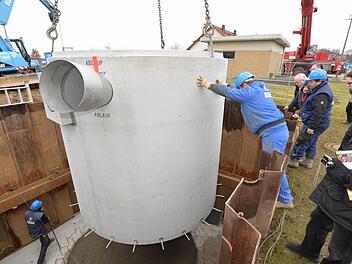 Per Autokran wird das 16 Tonnen schwere Pumpwerk an seinen Platz in der dafür vorgesehenen Baugrube gehoben. Foto: Ronald Rinklef