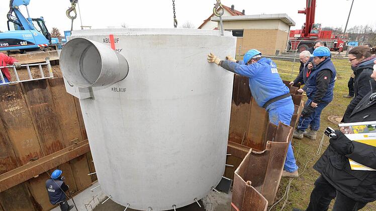Per Autokran wird das 16 Tonnen schwere Pumpwerk an seinen Platz in der dafür vorgesehenen Baugrube gehoben. Foto: Ronald Rinklef