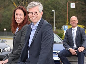 In Sachen Tourismus lässt Bürgermeister Gerd Kleinhenz (hinten) lieber Experten ran: In den nächsten Monaten werden Dana Roberts und Oliver Melchert vom Planungsbüro BTE ein Tourismuskonzept für den Markt Wildflecken entwickeln. Foto: Ulrike Müller