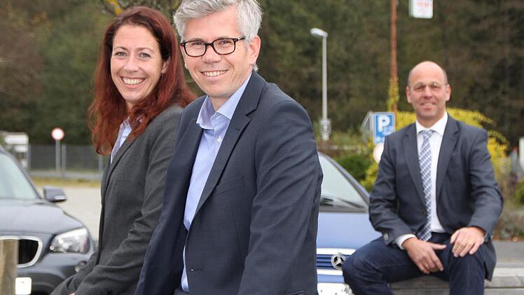 In Sachen Tourismus lässt Bürgermeister Gerd Kleinhenz (hinten) lieber Experten ran: In den nächsten Monaten werden Dana Roberts und Oliver Melchert vom Planungsbüro BTE ein Tourismuskonzept für den Markt Wildflecken entwickeln. Foto: Ulrike Müller