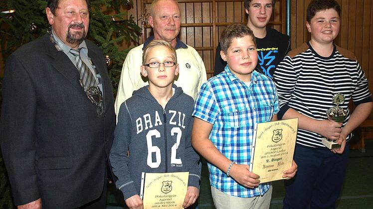 In der Weihnachtsfeier zeichnete der Sport-Angler-Club seine Fischerkönige und Bestplatzierten beim Pokalangeln 2014 aus. Auf unserem Foto vorne von links Luca Gernert, Jonas Eck und Jungendkönig Stefan Schmitt sowie hinten von links Fischerkönig Bernhard Braun, Jugendleiter Martin Strohmer und Benedikt Christ.  Foto: Stefan Geiger