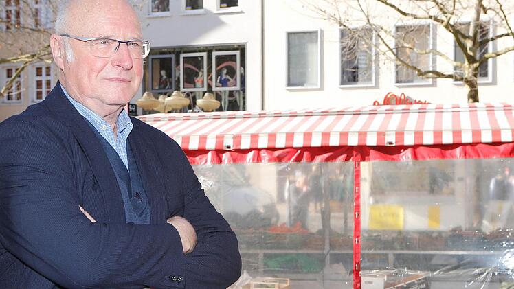 Seit Jahren ärgert sich Geschäftsmann Karl-Hans Hartmann über die Aufstellung des Wochenmarkts. Foto: Matthias Hoch