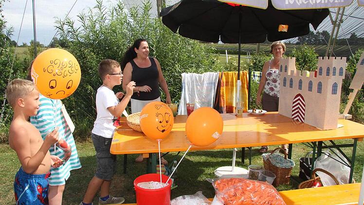 Bei jedem Treffer auf die Ritterburg schleuderte die Zugbrücke Süßigkeiten. Foto: Sonja Adam