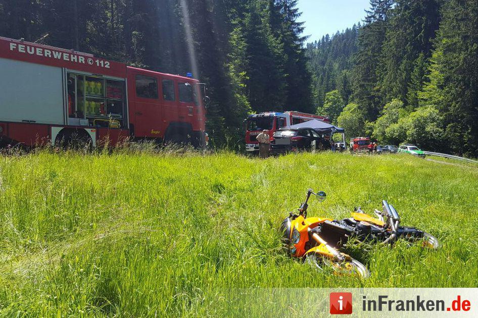 Motorradfahrer stuerzt und wird von Auto erfasst