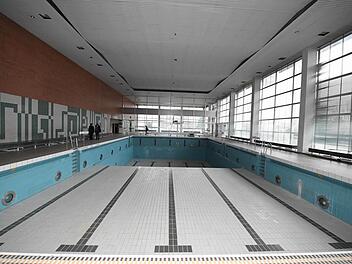Aus der Beckenanlage im früheren Bamberger Hallenbad soll bis 2021 eine Zweifachsporthalle für die Universität werden. Foto: Ronald Rinklef