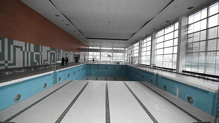 Aus der Beckenanlage im früheren Bamberger Hallenbad soll bis 2021 eine Zweifachsporthalle für die Universität werden. Foto: Ronald Rinklef