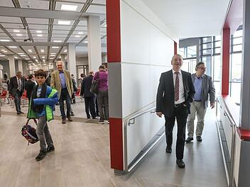 Besucher im neu gemachten Eingangsbereich: Knapp 15 Millionen Euro hat die Sanierung des Ehrenbürg-Gymnasiums gekostet.B. Herbst