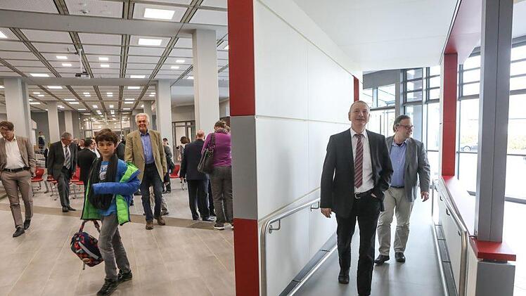 Besucher im neu gemachten Eingangsbereich: Knapp 15 Millionen Euro hat die Sanierung des Ehrenbürg-Gymnasiums gekostet.B. Herbst