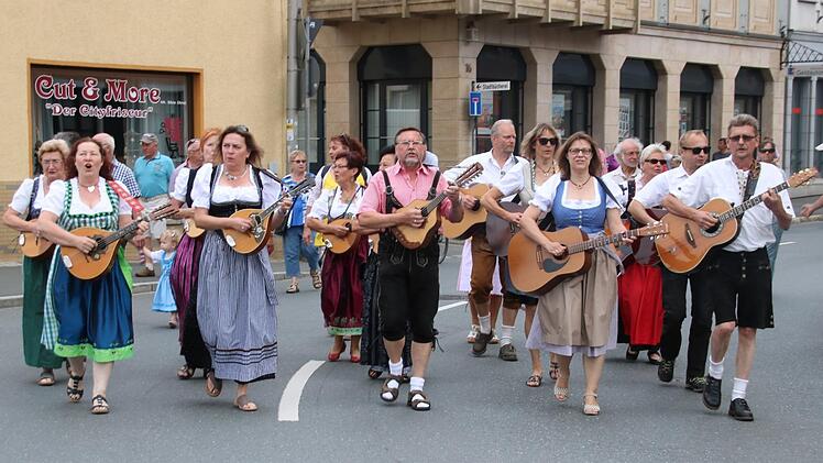 Mit den Musikern zweier befreundeter Ensembles gibt die Klampfengruppe der Staffelsteiner Kultur- und Freizeitfreunde  zwei Benefizkonzerte auf der  Terrasse des Hauses am Dornig bei Sträublingshof. Außerdem wird ein  Gottesdienst in der Hankirche mitgestaltet.Archivfoto: Matthias Einwag