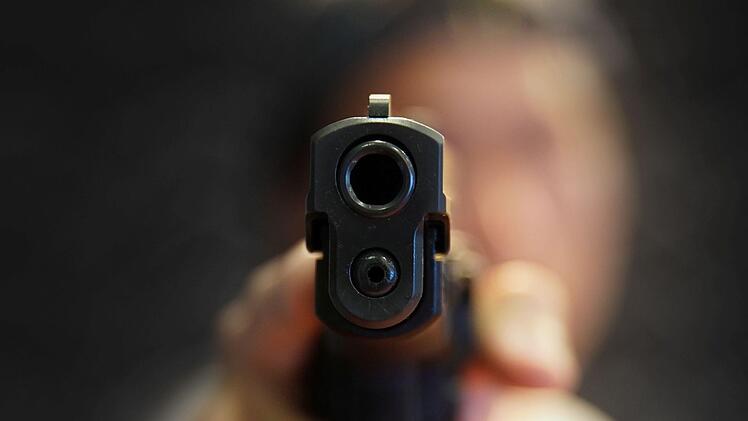 Unfassbare Szenen in München kurz vor Mitternacht an Silvester: Als Polizisten auf eine Gruppe Jugendlicher zugingen, zielte ein 14-Jähriger mit einer Pistole aus wenigen Metern Entfernung auf die Beamten und betätigte mehrfach den Abzug. Symbolfoto: Charnsitr/Adobe Stock