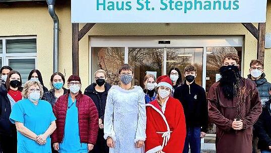 Die Sch&uuml;lerinnen und Sch&uuml;ler des Sozialen Arbeitskreises mit ihren Lehrkr&auml;ften Corinna Hartwich-Beck Zweite von links) sowie Duc Ngyen und Werner Steger (von rechts) und den Mitarbeiterinnen der Tagespflege Marika Druck und Nina Kreidel (in blauwei&szlig;er Arbeitskleidung).