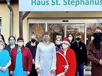 Die Schülerinnen und Schüler des Sozialen Arbeitskreises mit ihren Lehrkräften Corinna Hartwich-Beck Zweite von links) sowie Duc Ngyen und Werner Steger (von rechts) und den Mitarbeiterinnen der Tagespflege Marika Druck und Nina Kreidel (in blauweißer Arbeitskleidung).