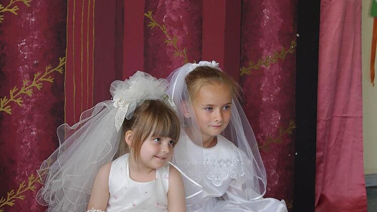 Mariella und Tabea (von links) lassen sich im Fotostudio als kleine Bräute fotografieren.