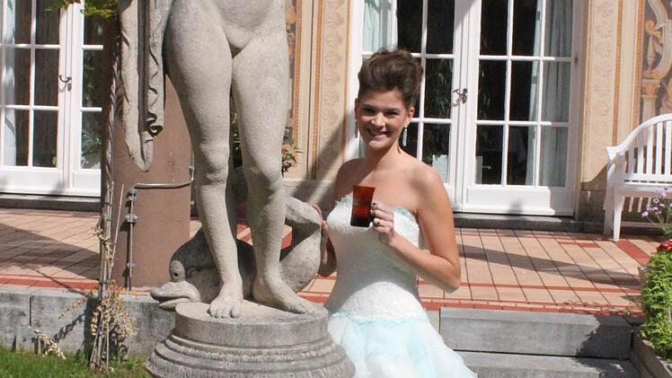 Auch im Schmuckhof macht Quellenkönigin Giulia Klimt mit ihrem Kleid eine gute Figur.