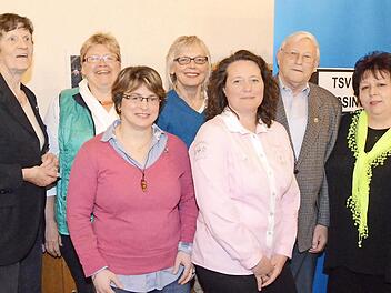 Hannelore Schön (links), die alte und neue Vorsitzende des TSV Bad Kissingen, ehrte langjährige Vereinsmitglieder. Das Bild zeigt (von links) Gabriele Enders, Michaela Bohatsch, Gisela Hughes, Albert Heidi, Karl-Heinz Beck und Monika Hörnlein. Foto: Peter Rauch