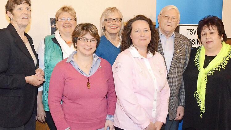 Hannelore Schön (links), die alte und neue Vorsitzende des TSV Bad Kissingen, ehrte langjährige Vereinsmitglieder. Das Bild zeigt (von links) Gabriele Enders, Michaela Bohatsch, Gisela Hughes, Albert Heidi, Karl-Heinz Beck und Monika Hörnlein. Foto: Peter Rauch