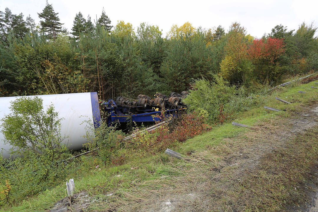 Schwertransporter verunglückt auf A9