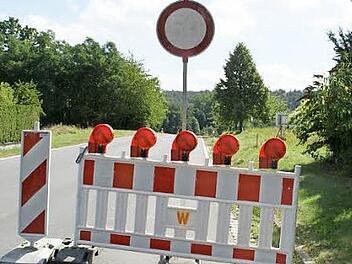 Das Staatliche Bauamt baut weiter in Rauhenebrach. Die Strecke zwischen Fabrikschleichach und Karbach (unser Bild) ist mittlerweile wieder frei, nachdem die Amphibientunnel eingebaut worden sind. Jetzt folgt die Sanierung der Staatsstraße zwischen Untersteinbach und der Landkreisgrenze. Hier gibt es eine neue Deckschicht.  Foto: sw/Archiv