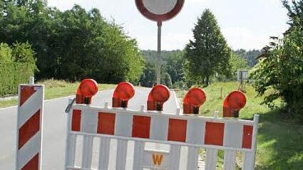 Das Staatliche Bauamt baut weiter in Rauhenebrach. Die Strecke zwischen Fabrikschleichach und Karbach (unser Bild) ist mittlerweile wieder frei, nachdem die Amphibientunnel eingebaut worden sind. Jetzt folgt die Sanierung der Staatsstraße zwischen Untersteinbach und der Landkreisgrenze. Hier gibt es eine neue Deckschicht.  Foto: sw/Archiv