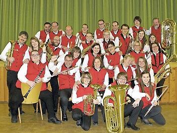 Die Georgi-Bl&auml;ser aus Bad Br&uuml;ckenau stehen Sonntagfr&uuml;h auf der B&uuml;hne in der Wandelhalle. Foto: Lukas Breitenbach