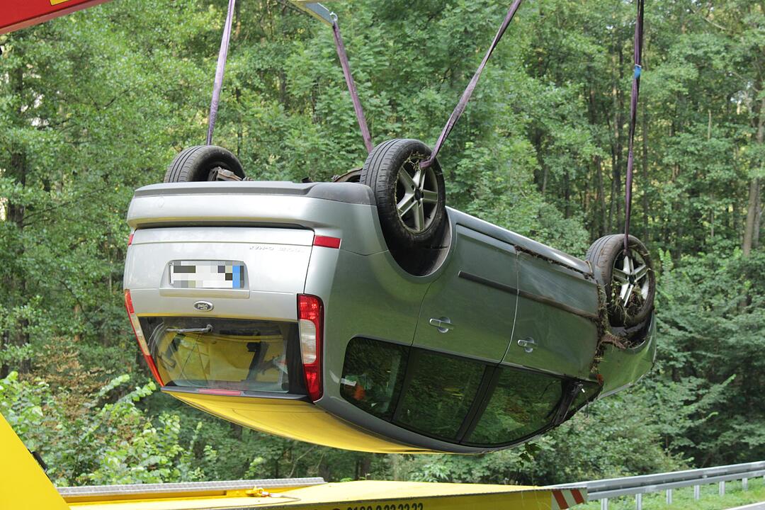 Spektakulärer Unfall bei Pottenstein: Pkw überschlägt sich und landet auf Dach