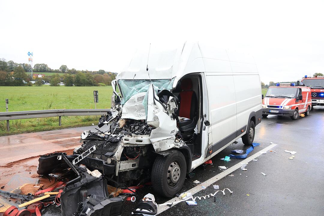 A3 im Kreis Bamberg: Kleintransporter fährt ungebremst auf Stauende auf – Lebensgefahr