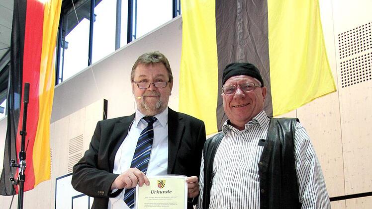 Wolfgang Knöcklein von den Wanderfreunden  Heßdorf nimmt eine Dankurkunde entgegen.Richard Sänger