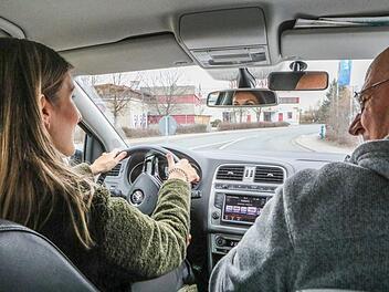 Eine Situation, die vielen Fahrschülern zum Verhängnis wird: Fahrlehrer Josef Metzner erklärt, worauf es ankommt. Foto: Barbara Herbst
