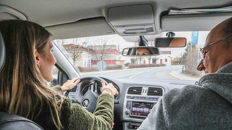 Eine Situation, die vielen Fahrschülern zum Verhängnis wird: Fahrlehrer Josef Metzner erklärt, worauf es ankommt. Foto: Barbara Herbst