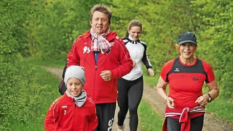 Eine muntere L&auml;ufergruppe auf der Strecke, wo sie neben der Bewegung auch die bl&uuml;hende Natur genoss.  Fotos: Klemens Albert