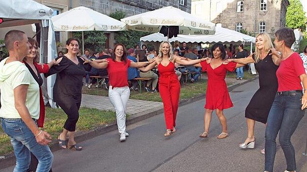 Den ganzen Abend &uuml;ber fanden sich immer wieder froh gelaunte G&auml;ste zusammen, um zu den Kl&auml;ngen eines griechischen Musikquartetts einen Sirtaki zu tanzen. Foto: Alfred Thieret