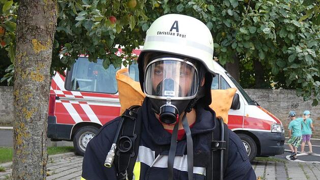 Kilian Nowak zeigte den Kindern des Ferienprogramms, wie ein Atemschutztr&auml;ger im Einsatz aussieht. Foto: Christian Licha
