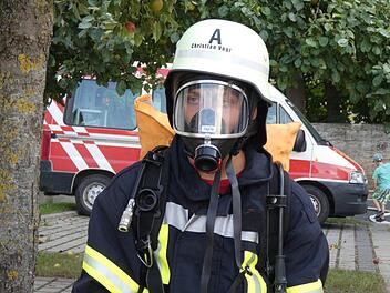 Kilian Nowak zeigte den Kindern des Ferienprogramms, wie ein Atemschutztr&auml;ger im Einsatz aussieht. Foto: Christian Licha
