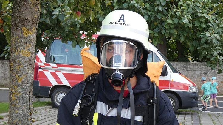 Kilian Nowak zeigte den Kindern des Ferienprogramms, wie ein Atemschutztr&auml;ger im Einsatz aussieht. Foto: Christian Licha