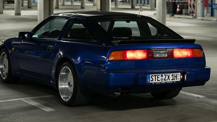 Der Nissan ist ein Sportwagen mit klaren Formen.