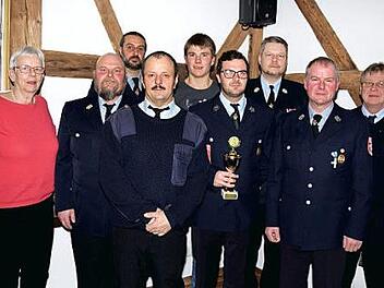 Den Vereinswanderpokal gewann bei den Ortsmeisterschaften in Altenkunstadt wie im Vorjahr Jonas Neidlein, im Bild mit (von links) Dritter Bürgermeisterin Allmut Schuhmann, dem Kommandanten Bernd Engelhardt, Vorsitzendem Frank Brinschwitz, Vorstandsmitglied Markus Bauer, Christopher Degen (Neuaufnahme), Vereinsmeister Jonas Neidlein, dem Kommandanten der Stützpunktwehr Marco Weidner, Schriftführer Jochen Neidlein und Schatzmeister Wilhelm Teig. Foto: Dieter Radziej