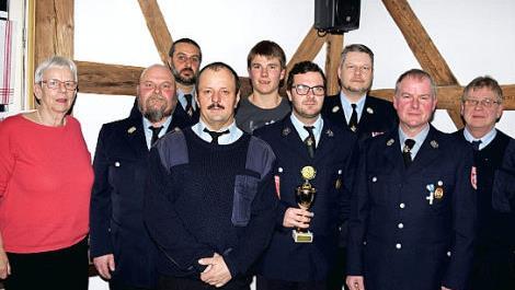 Den Vereinswanderpokal gewann bei den Ortsmeisterschaften in Altenkunstadt wie im Vorjahr Jonas Neidlein, im Bild mit (von links) Dritter Bürgermeisterin Allmut Schuhmann, dem Kommandanten Bernd Engelhardt, Vorsitzendem Frank Brinschwitz, Vorstandsmitglied Markus Bauer, Christopher Degen (Neuaufnahme), Vereinsmeister Jonas Neidlein, dem Kommandanten der Stützpunktwehr Marco Weidner, Schriftführer Jochen Neidlein und Schatzmeister Wilhelm Teig. Foto: Dieter Radziej