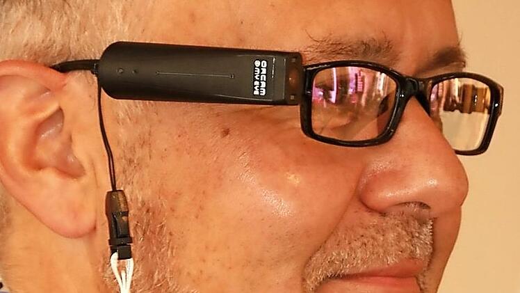 Auch mit elektronischen Hilfen wie dieser Minikamera können Sehbehinderte ihren Alltag besser meistern. Das intelligente Gerät kann zum Beispiel Hindernisse erkennen; über einen kleinen Lautsprecher teilt die kleine Kamera das Erfasste akustisch mit.