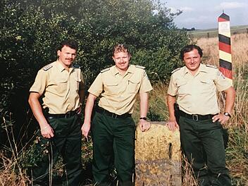 Noch kurz vor dem Mauerfall absolvierte Hans-Joachim Bauer (links) im September 1989 zusammen mit seinen Kameraden Thomas Müller und Günther Fröhlich eine Übung an der innerdeutschen Grenze. Foto: Privatarchiv Hans Bauer