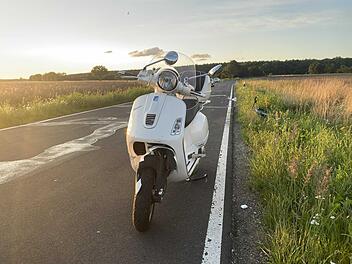 Der 56-J&auml;hrige krachte frontal in den geparkten Pkw. Die Polizei sucht jetzt nach Zeugen.