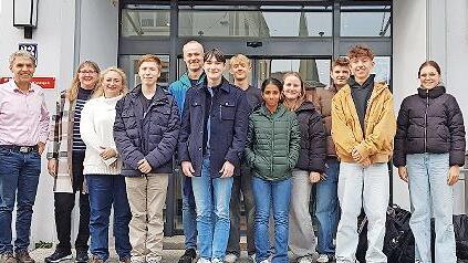 Das P-Seminar des Jack-Steinberger-Gymnasiums mit Seminarleiter Dr. Florian Treisch (F&uuml;nfter von links) tauschte sich mit Vertretern der Stadt Bad Kissingen aus (von links): Thomas Hornung, Dr. Claudia Schmidtgen, Christina Martin.