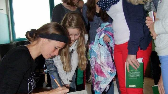Vor und nach ihren Lesungen war die Autorin Antonia Michaelis umringt von Schülern, die sich ihre Bücher signieren lassen wollten. Dabei war immer noch Zeit für ein kurzes Gespräch und ein paar neugierige Fragen.  Foto: Berthold